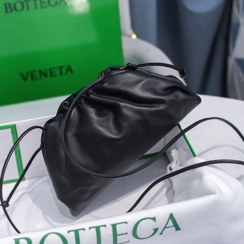Batch 1120 Bottega Veneta cloud bag ☁️POUCH series Original plain calfskin, super low-key and durable, soft and casual. Major internet celebrity bloggers are crazy about calling it fashionable and classy, ​​lazy and intellectual. Small size: 23*13*8 (small cloud plain) black, model number; 6671